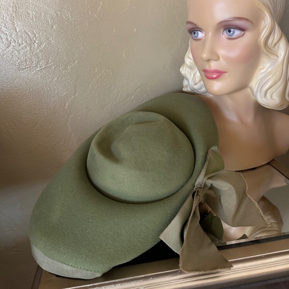 DELIGHTFUL 1940s\' SAGE GREEN FELT WIDE BRIM HAT WITH GROSGRAIN EDGING + BOW